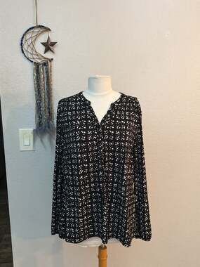 Liz Claiborne Women's Black and White Printed Long Sleeve Split Neck Blouse